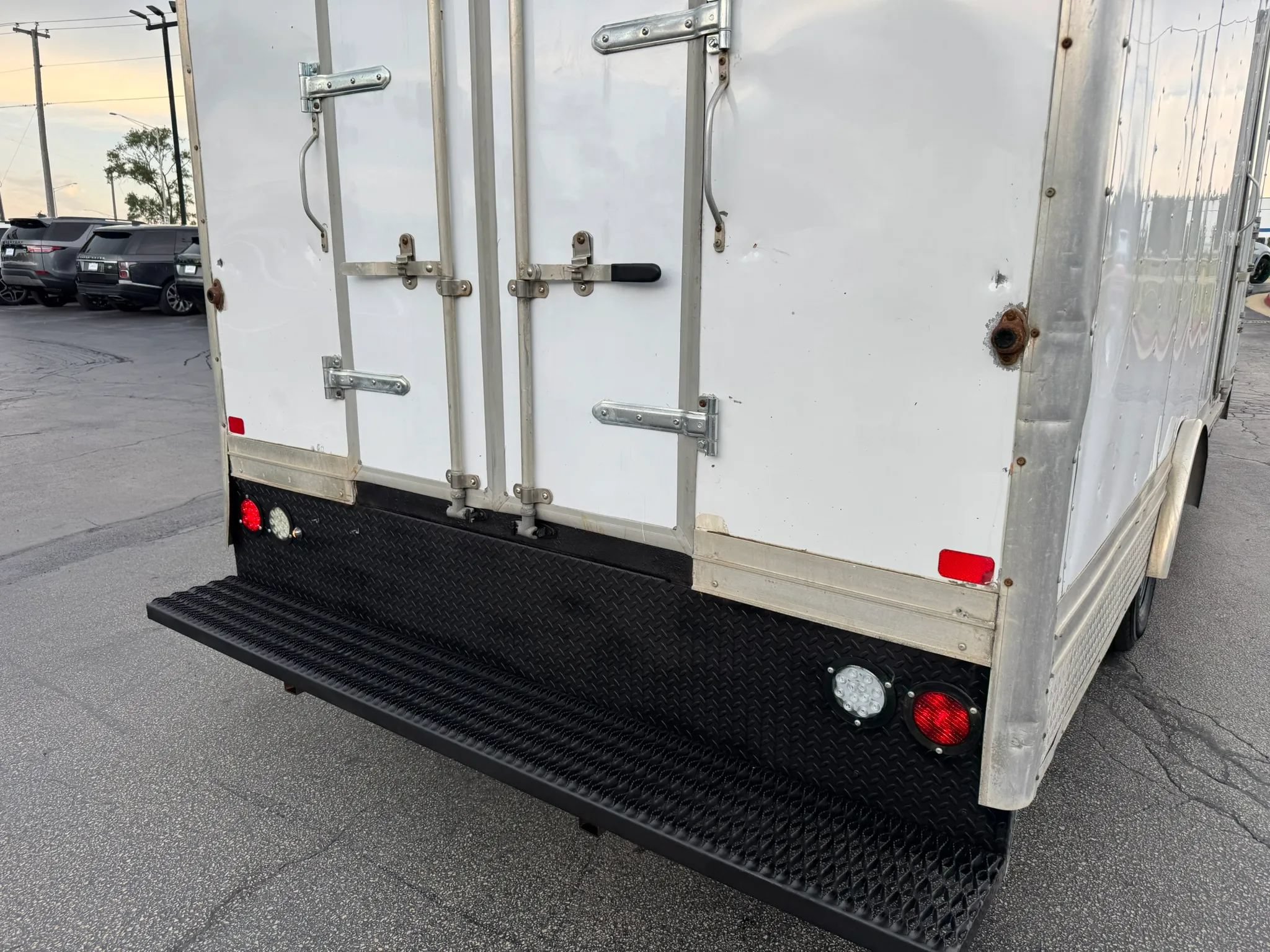 Used 2016 Chevrolet Express 4500 RWD image 5