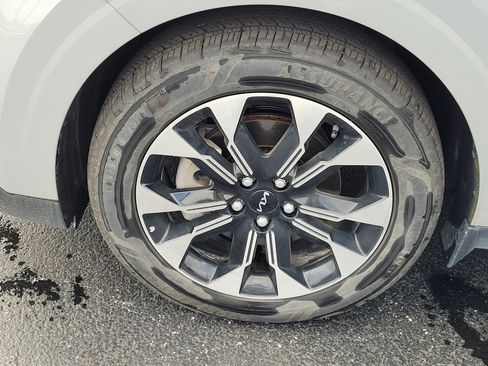 Used 2024 Kia Carnival EX image 10