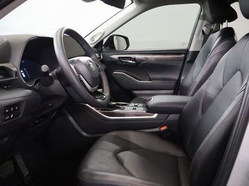 Used 2024 Toyota Highlander Limited image 13