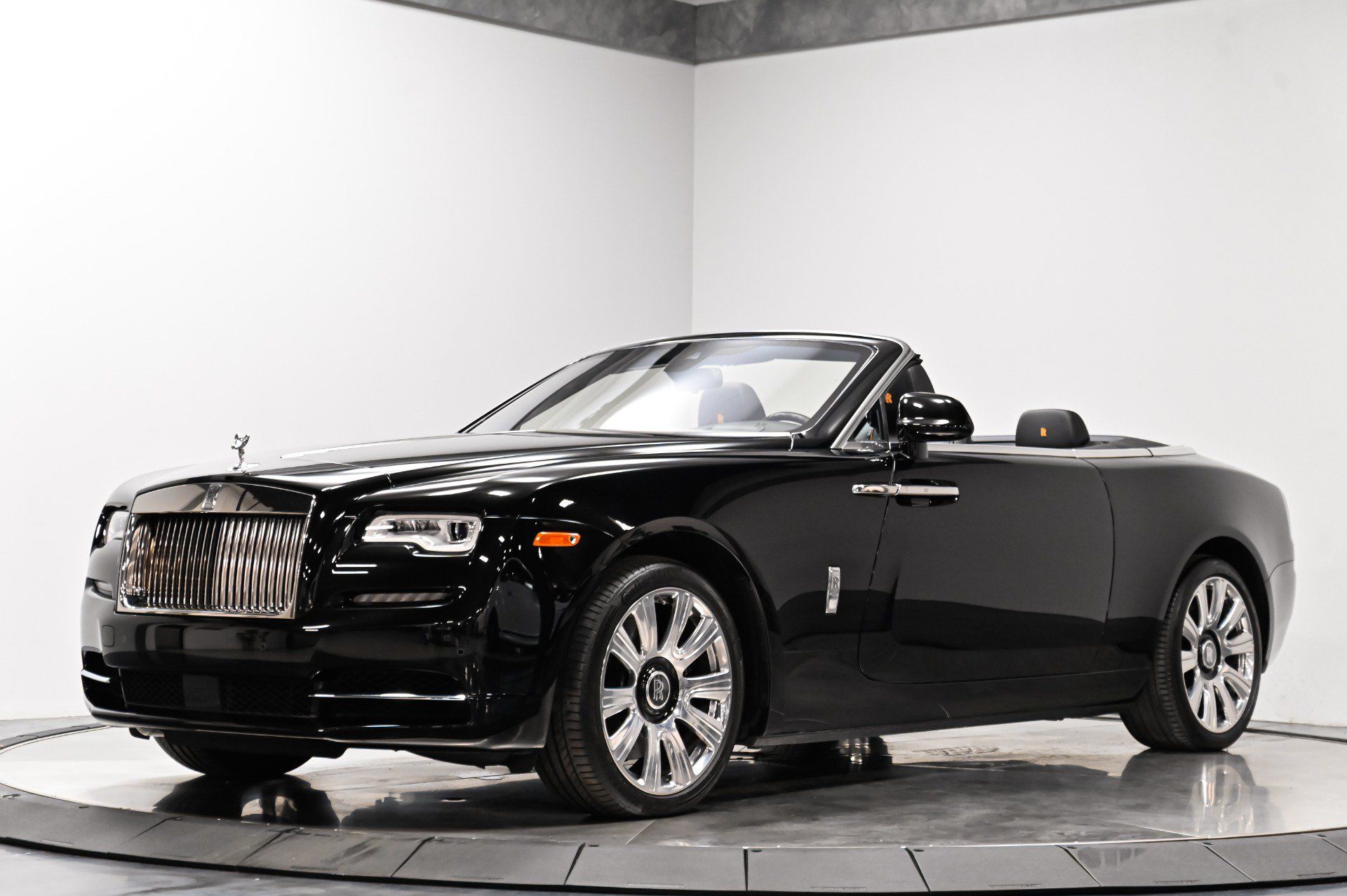 Used 2017 Rolls-Royce Dawn RWD image 2