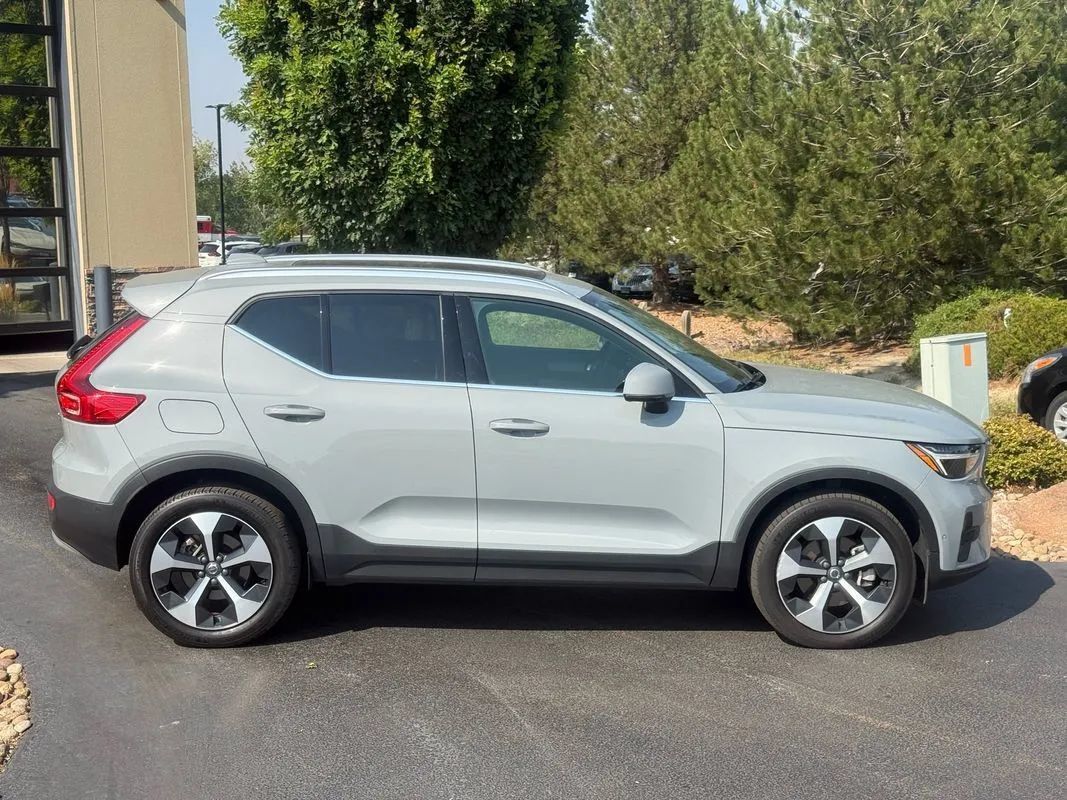 Used 2024 Volvo XC40 B5 Plus AWD/4WD image 42