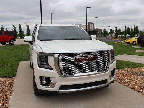 Used 2021 GMC Yukon Denali w/ Denali Ultimate Package AWD/4WD image 4