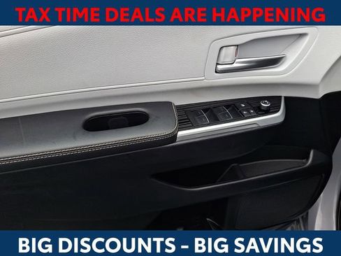 Used 2025 Toyota Sienna XSE w/ XSE Plus Package image 12