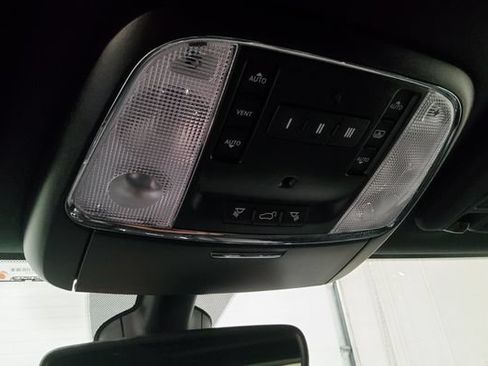 Used 2020 Jeep Grand Cherokee Overland AWD/4WD image 30