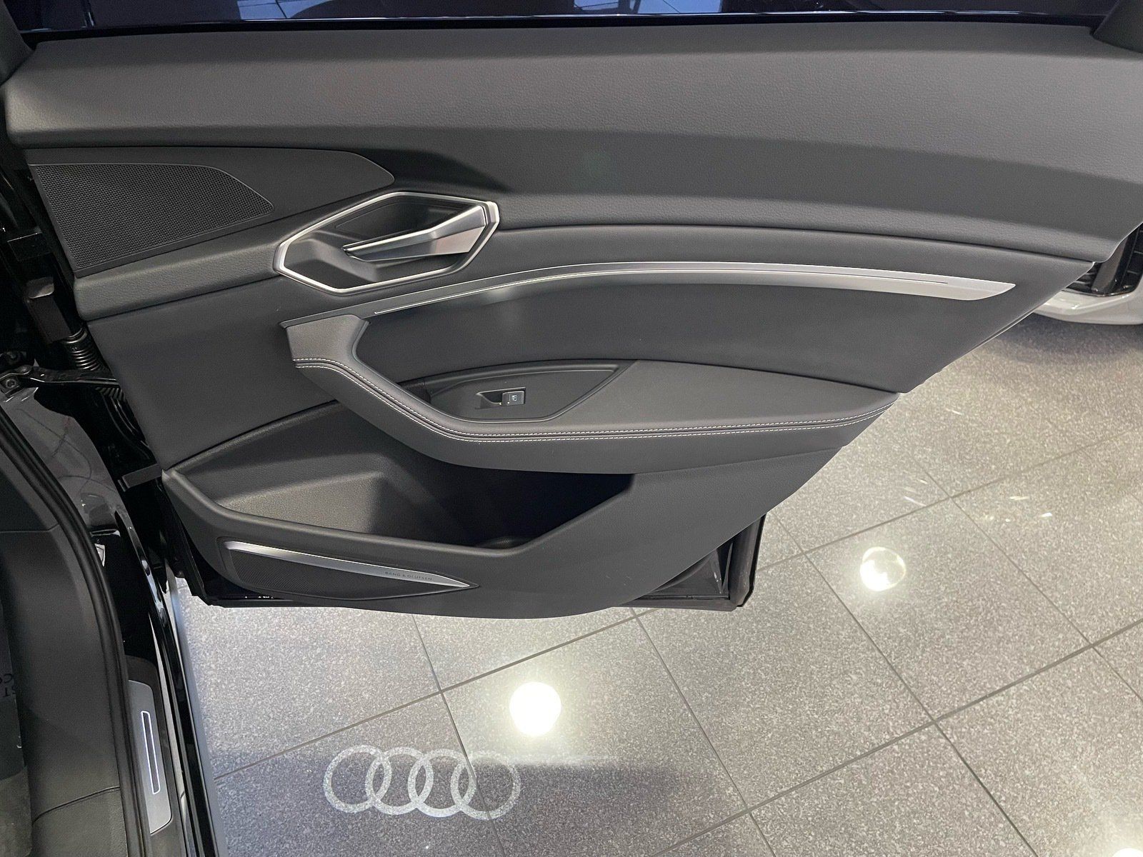 Used 2024 Audi Q8 e-tron Premium Plus w/ Premium Plus Package AWD/4WD image 43