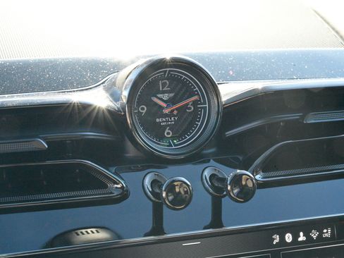 Used 2025 Bentley Bentayga image 29