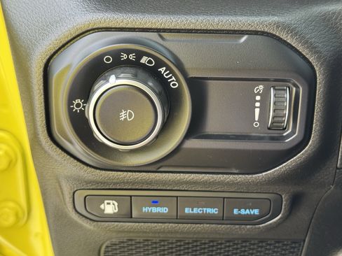 Used 2023 Jeep Wrangler Sahara image 25