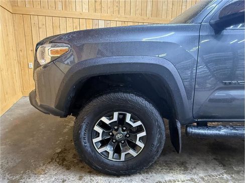 Used 2020 Toyota Tacoma TRD Off-Road w/ Technology Package image 12