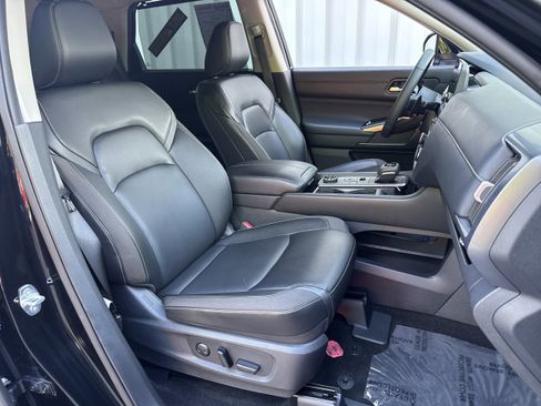 Used 2024 Nissan Pathfinder SL AWD/4WD image 16