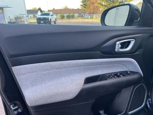 Used 2023 Jeep Compass Latitude image 12