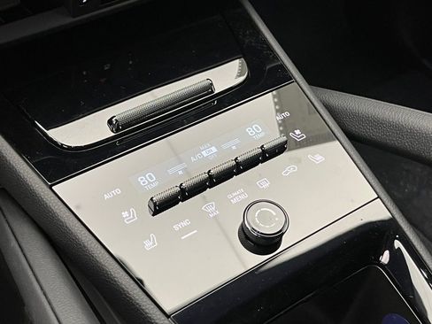 Used 2025 Porsche Cayenne image 16