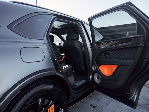 Used 2025 Bentley Bentayga image 26