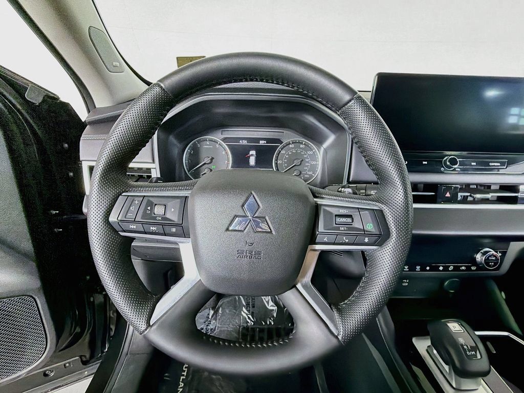 Used 2025 Mitsubishi Outlander AWD image 13