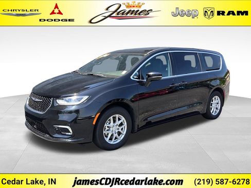 Used 2025 Chrysler Pacifica Select FWD image 1