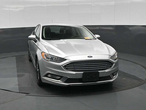 Used 2018 Ford Fusion SE w/ Equipment Group 201A FWD image 3