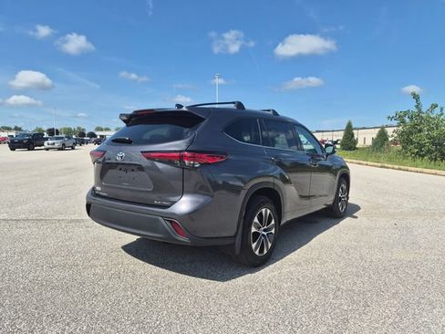 Used 2022 Toyota Highlander XLE AWD/4WD image 6