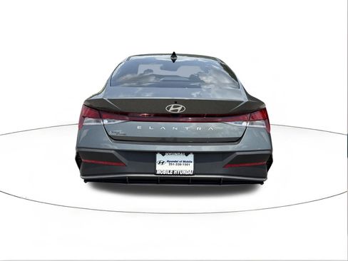 Certified 2026 Hyundai Elantra SE FWD image 4