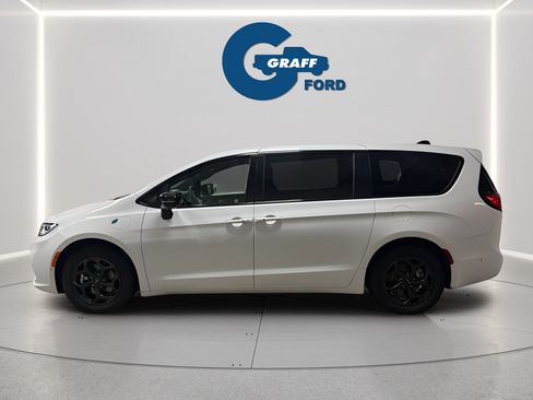 Used 2024 Chrysler Pacifica Limited FWD image 11