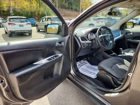 Used 2017 Dodge Journey SE image 20