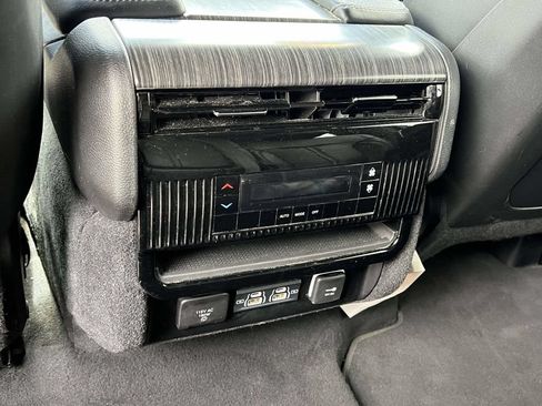 Certified 2024 Jeep Wagoneer L Series II w/ Flexible Seating Group AWD/4WD image 18