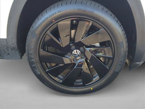 Used 2024 Volkswagen Atlas SE w/ Panoramic Sunroof Package FWD image 5