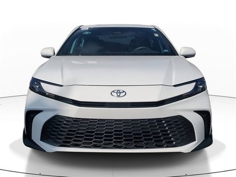 Used 2025 Toyota Camry SE image 3