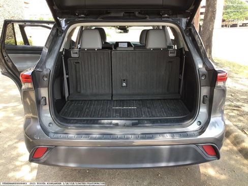 Used 2023 Toyota Highlander XLE FWD image 12