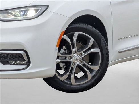 Used 2025 Chrysler Pacifica Pinnacle image 27