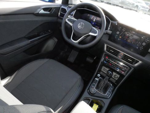 Certified 2025 Volkswagen Taos SE AWD/4WD image 9