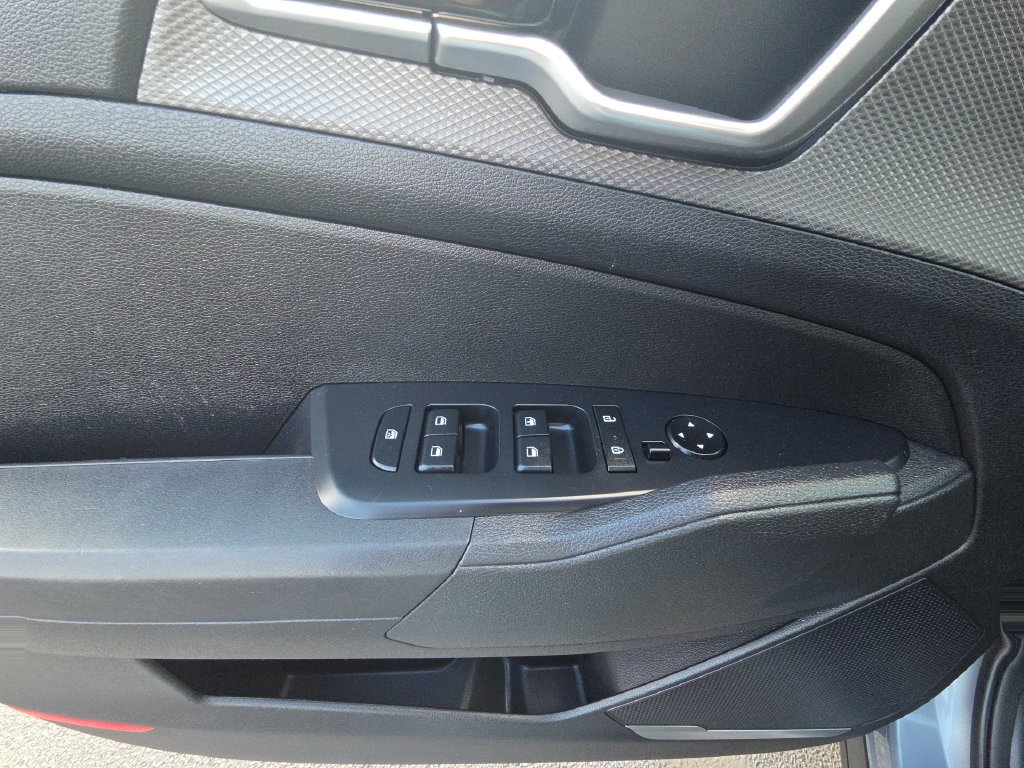Used 2025 Kia Sportage LX FWD image 13