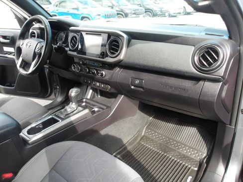 Used 2016 Toyota Tacoma TRD Off-Road w/ Premium & Technology Package AWD/4WD image 13
