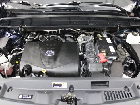 Used 2021 Toyota Highlander XLE image 10