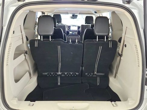 Used 2024 Chrysler Pacifica Touring-L FWD image 39