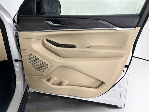 Used 2024 Jeep Grand Cherokee Limited image 32