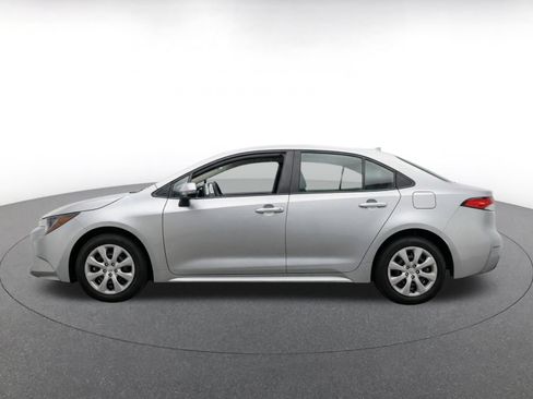 Used 2025 Toyota Corolla LE FWD image 4