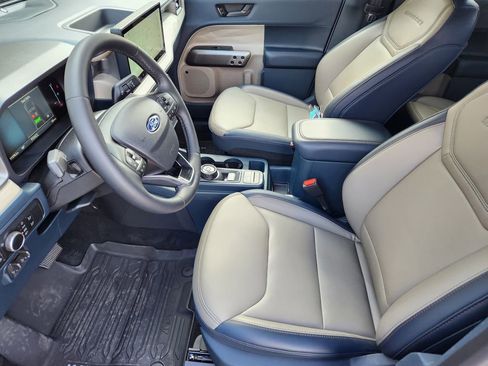 Used 2025 Ford Maverick Lariat w/ 4K Tow Package image 11