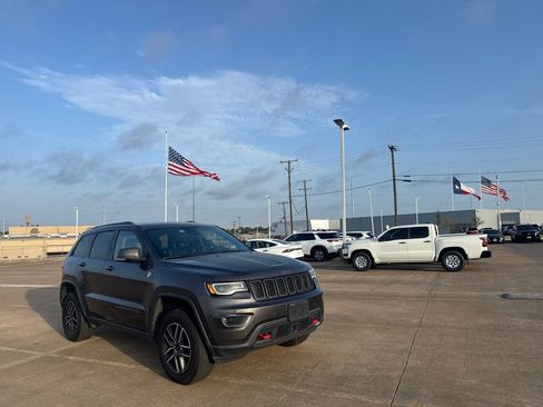 Used 2021 Jeep Grand Cherokee Trailhawk w/ Trailhawk Luxury Group AWD/4WD image 2