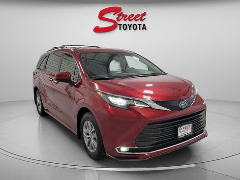 Certified 2024 Toyota Sienna XLE image 5