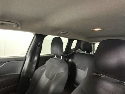 Used 2023 Jeep Renegade Latitude AWD/4WD image 12