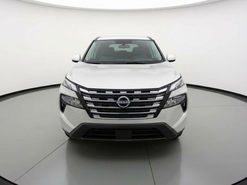 Used 2025 Nissan Rogue SV image 2