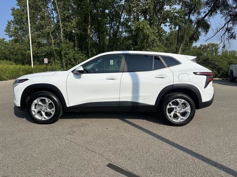 Used 2024 Chevrolet Trax LS w/ LS Convenience Package FWD image 2