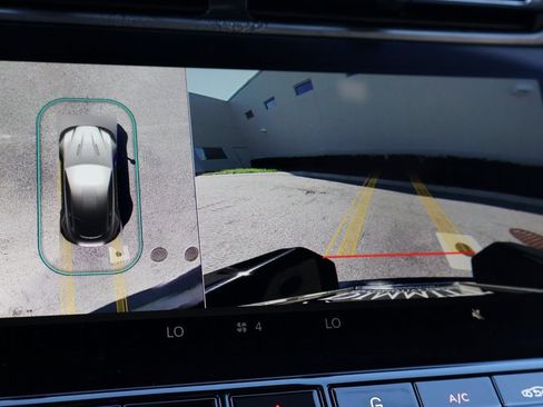 Used 2025 Aston Martin V8 Vantage Coupe image 25