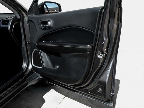 Used 2018 Jeep Compass Latitude w/ Cold Weather Group image 40