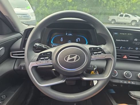Used 2025 Hyundai Elantra SE FWD image 17