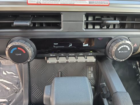 Used 2025 Toyota Tacoma SR5 AWD/4WD image 26