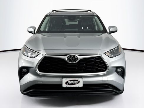 Used 2022 Toyota Highlander XLE AWD/4WD image 4