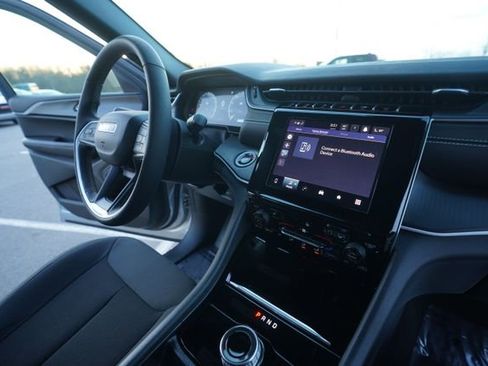 Used 2025 Jeep Grand Cherokee Laredo w/ Luxury Tech Group I image 32