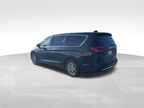 Used 2023 Chrysler Pacifica Touring-L image 5
