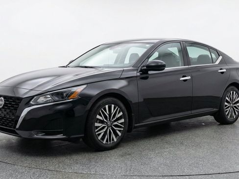 Used 2025 Nissan Altima 2.5 SV FWD image 3