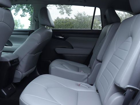 Used 2023 Toyota Highlander XLE FWD image 12